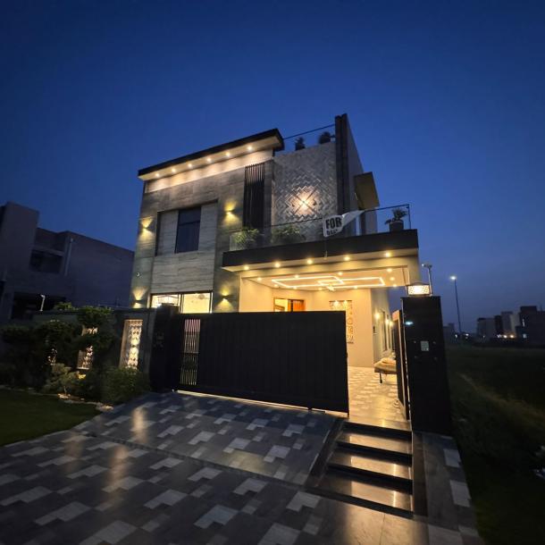 Clssical Style 10 Marla House For Sale In DHA Phase 7 Lahore Pakistan-2