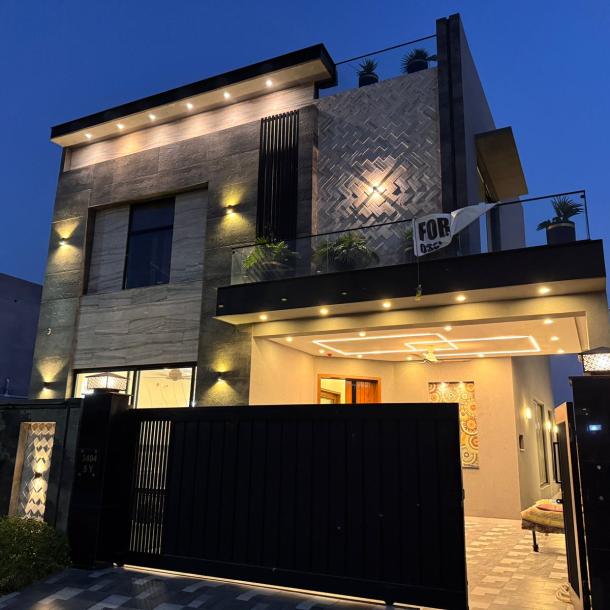 Clssical Style 10 Marla House For Sale In DHA Phase 7 Lahore Pakistan-1