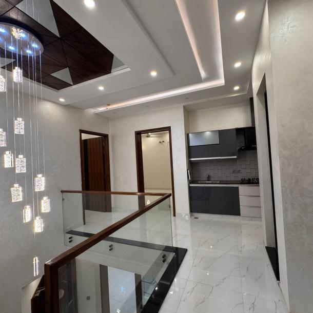 Clssical Style 10 Marla House For Sale In DHA Phase 7 Lahore Pakistan-16