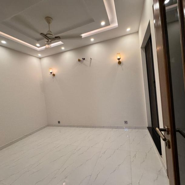 Clssical Style 10 Marla House For Sale In DHA Phase 7 Lahore Pakistan-9