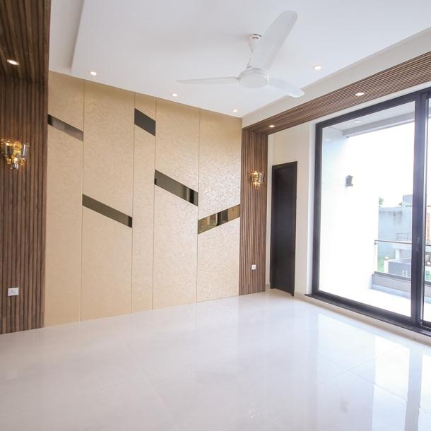 10 Marla Near to Commercial Modern Design Luxury Living House for Sale-12