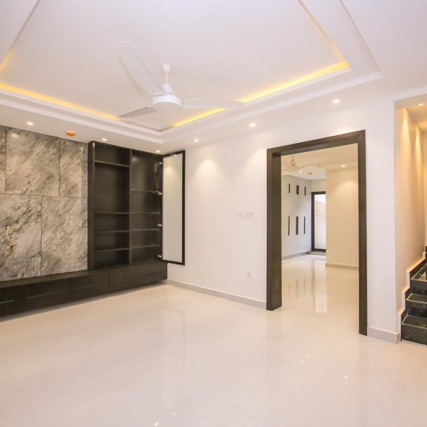 10 Marla Near to Commercial Modern Design Luxury Living House for Sale-13