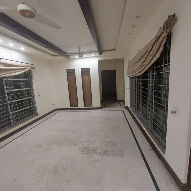 Prime Location 1 Kanal upper Portion For Rent In DHA Lahore Phase 8 Park View-3