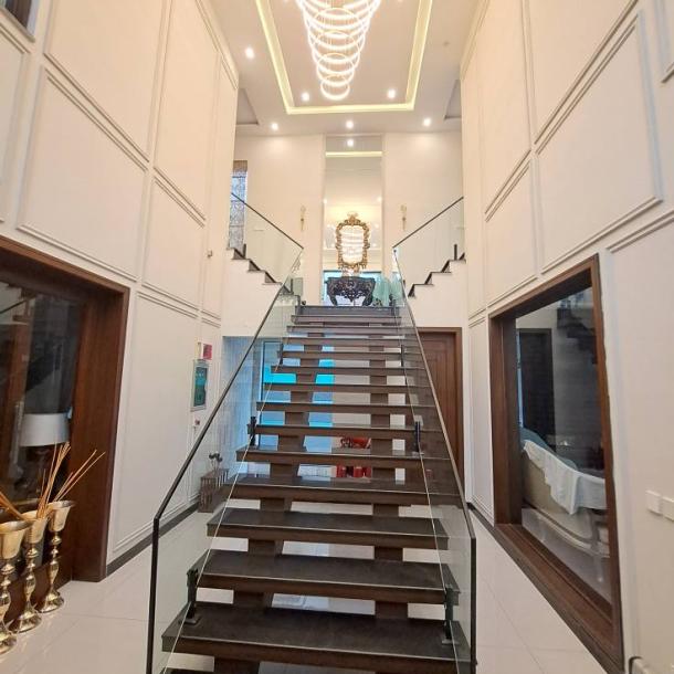 Stunning 1 Kanal Upper Portion Available for Sale In DHA Lahore Phase 6-1