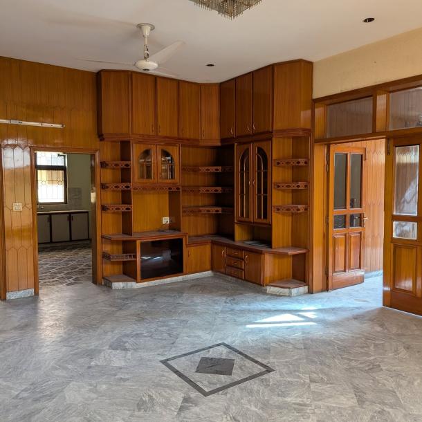 DHA Phase 1 Beautiful 1 Kanal Upper Portion Available For Rent-4
