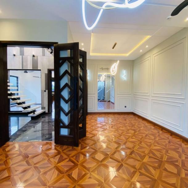 Beautiful Luxurious 10 Marla House Available For Sale In DHA Lahore Phase 7-9
