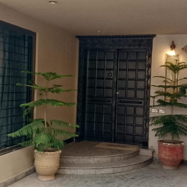 DHA Phase 4 Beautiful 1 Kanal Prime Location Used House Available For Sale In DHA Lahore Phase 4-1