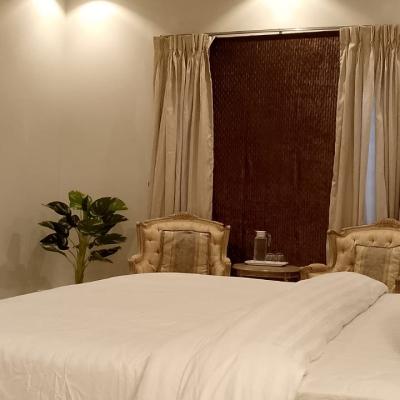 DHA Phase 4 Beautiful 1 Kanal Prime Location Used House Available For Sale In DHA Lahore Phase 4