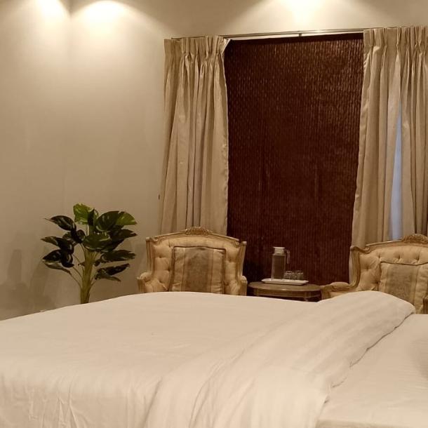 DHA Phase 4 Beautiful 1 Kanal Prime Location Used House Available For Sale In DHA Lahore Phase 4-14