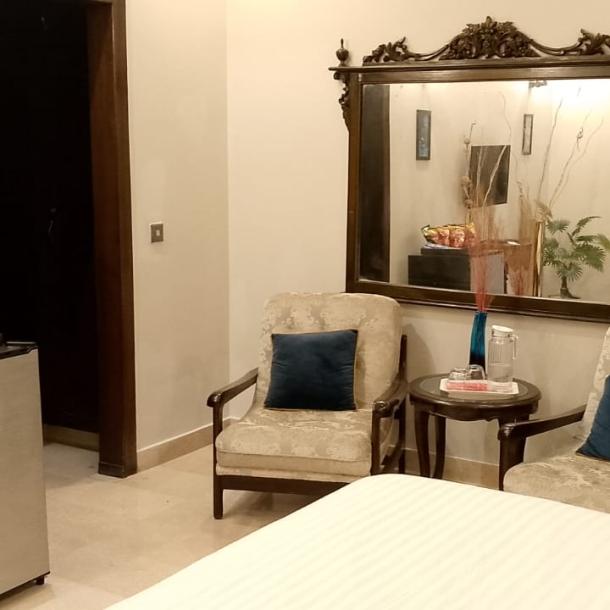 DHA Phase 4 Beautiful 1 Kanal Prime Location Used House Available For Sale In DHA Lahore Phase 4-19