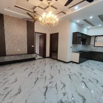 Luxurious 10 Marla House for Sale in Lake City Lahore