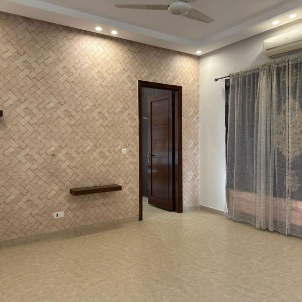 1-Kanal Brand New Master Piece Mention at Super hot Location.-32